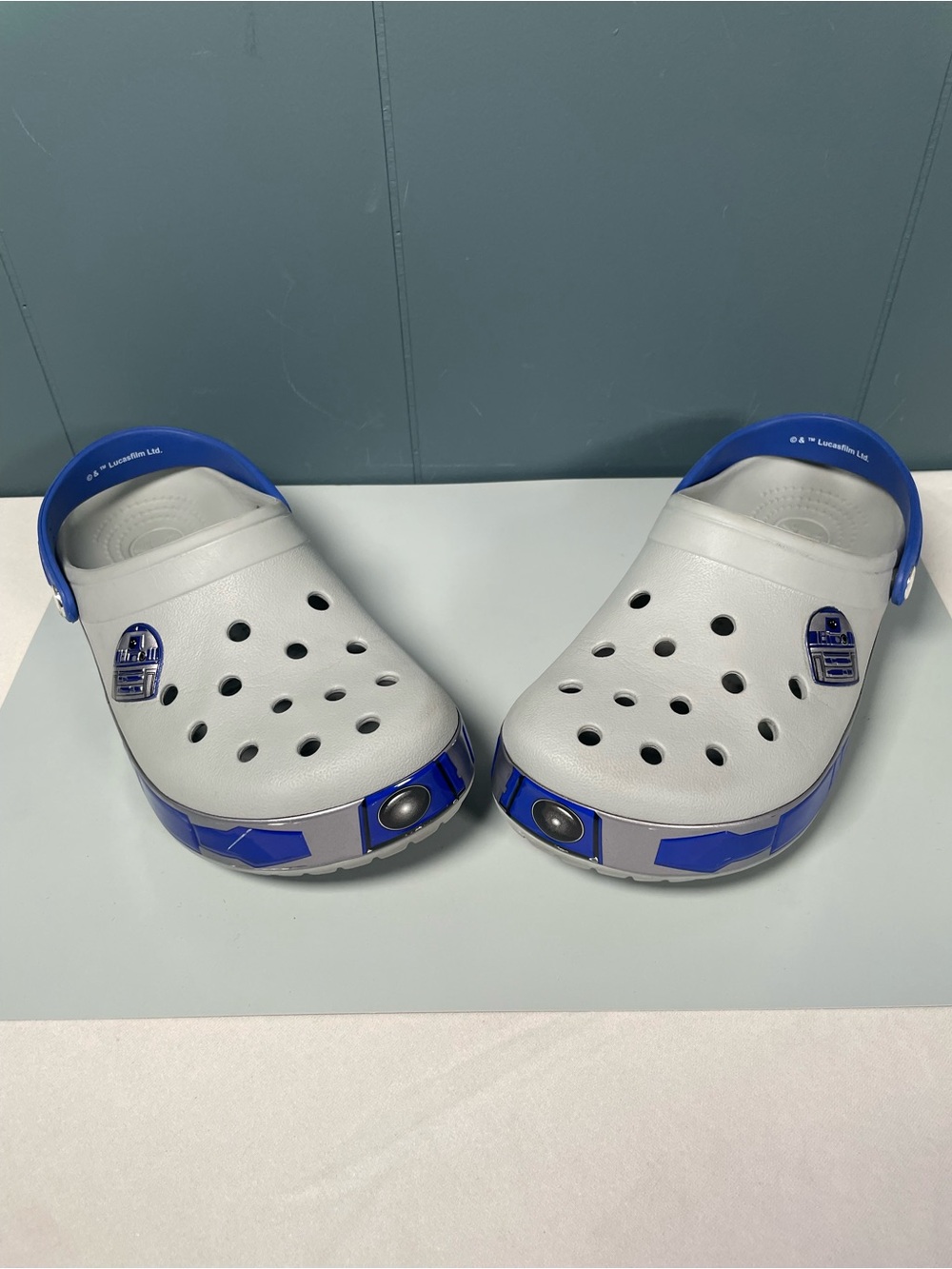 Star Wars Crocs R2D2 Classic Clogs Grey Blue Mens Size 6 / Womens Size 8 Disney - Picture 1 of 9